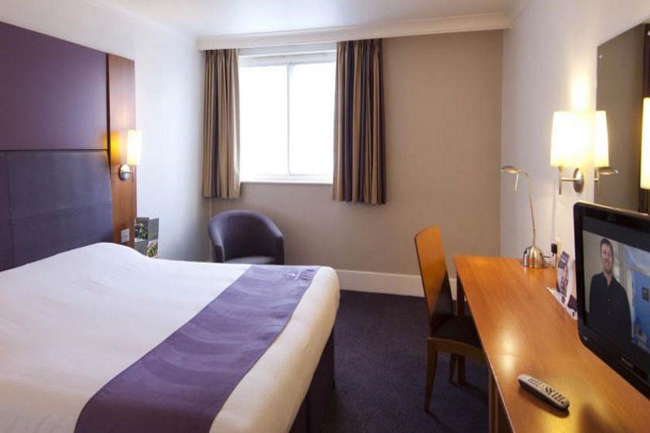 Premier Inn Premier Inn 威特尼 外观 照片