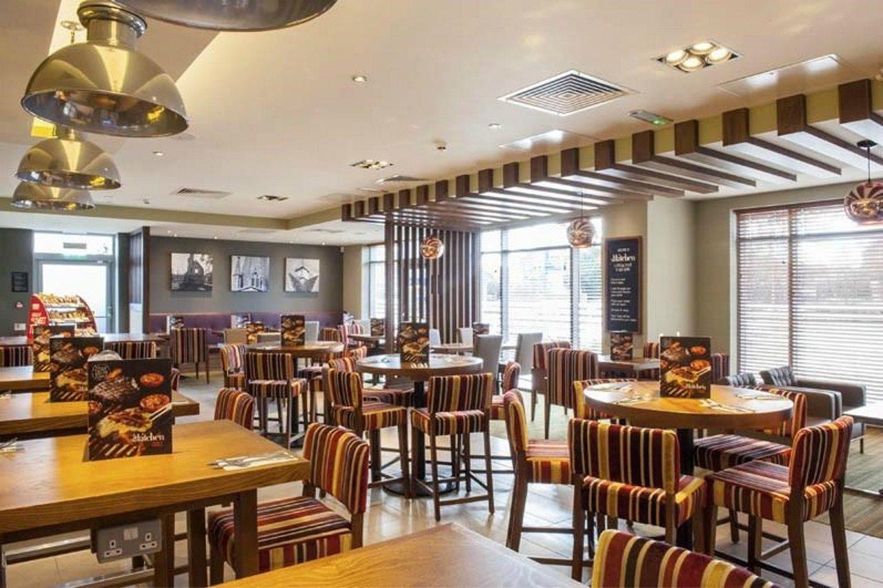 Premier Inn Premier Inn 威特尼 外观 照片